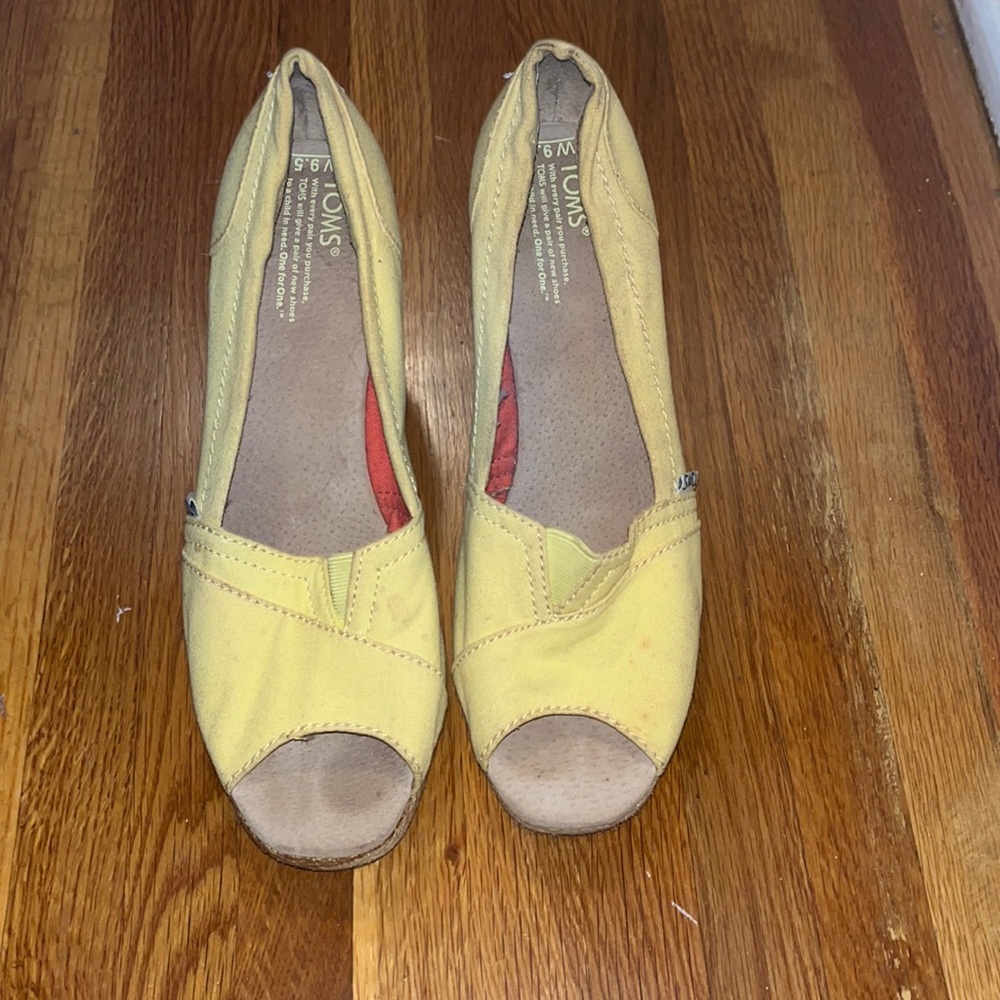 Pale yellow Toms wedge heel shoes